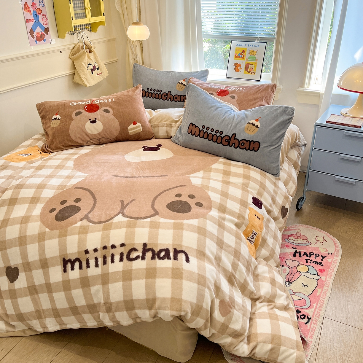 91家纺网 家纺一手货源 找家纺 桃子家居 2025新品A类正版授权miiiiichan咪酱大版卡通数码印花加厚牛奶绒系列四件套 绒大版-咪酱可乐小熊