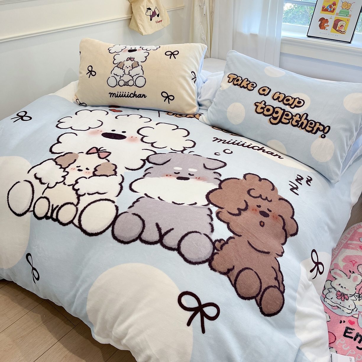 91家纺网 家纺一手货源 找家纺 桃子家居 2025新品A类正版授权miiiiichan咪酱大版卡通数码印花加厚牛奶绒系列四件套 绒大版-咪酱点点泡芙狗