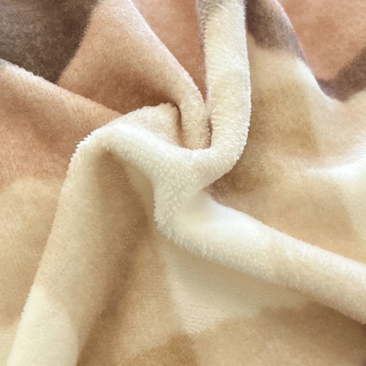 91家纺网 家纺一手货源 找家纺 桃子家居 2025新品A类正版授权miiiiichan咪酱大版卡通数码印花加厚牛奶绒系列四件套 绒大版-咪酱可乐小熊