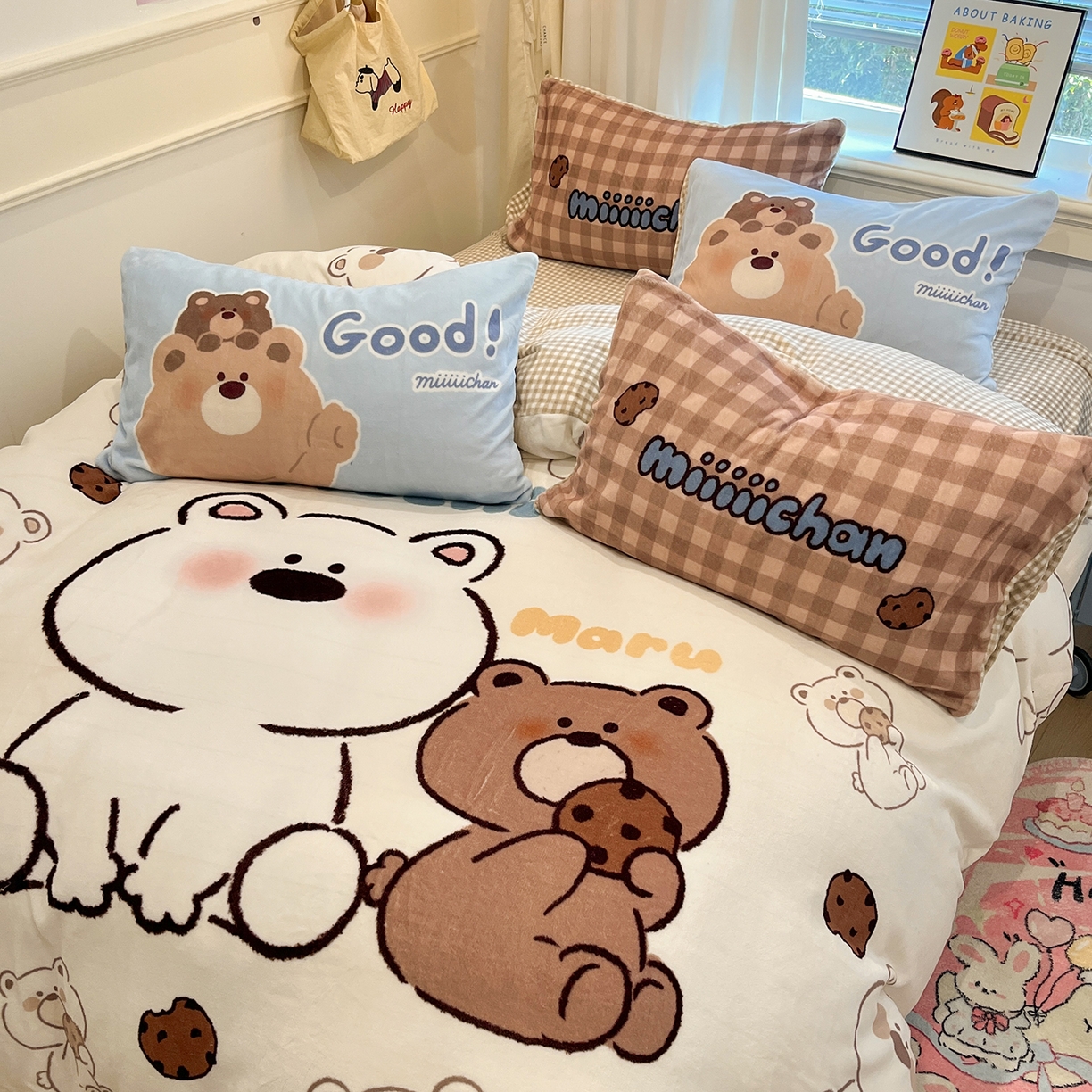 91家纺网 家纺一手货源 找家纺 桃子家居 2025新品A类正版授权miiiiichan咪酱大版卡通数码印花加厚牛奶绒系列四件套 绒大版-咪酱宝宝熊