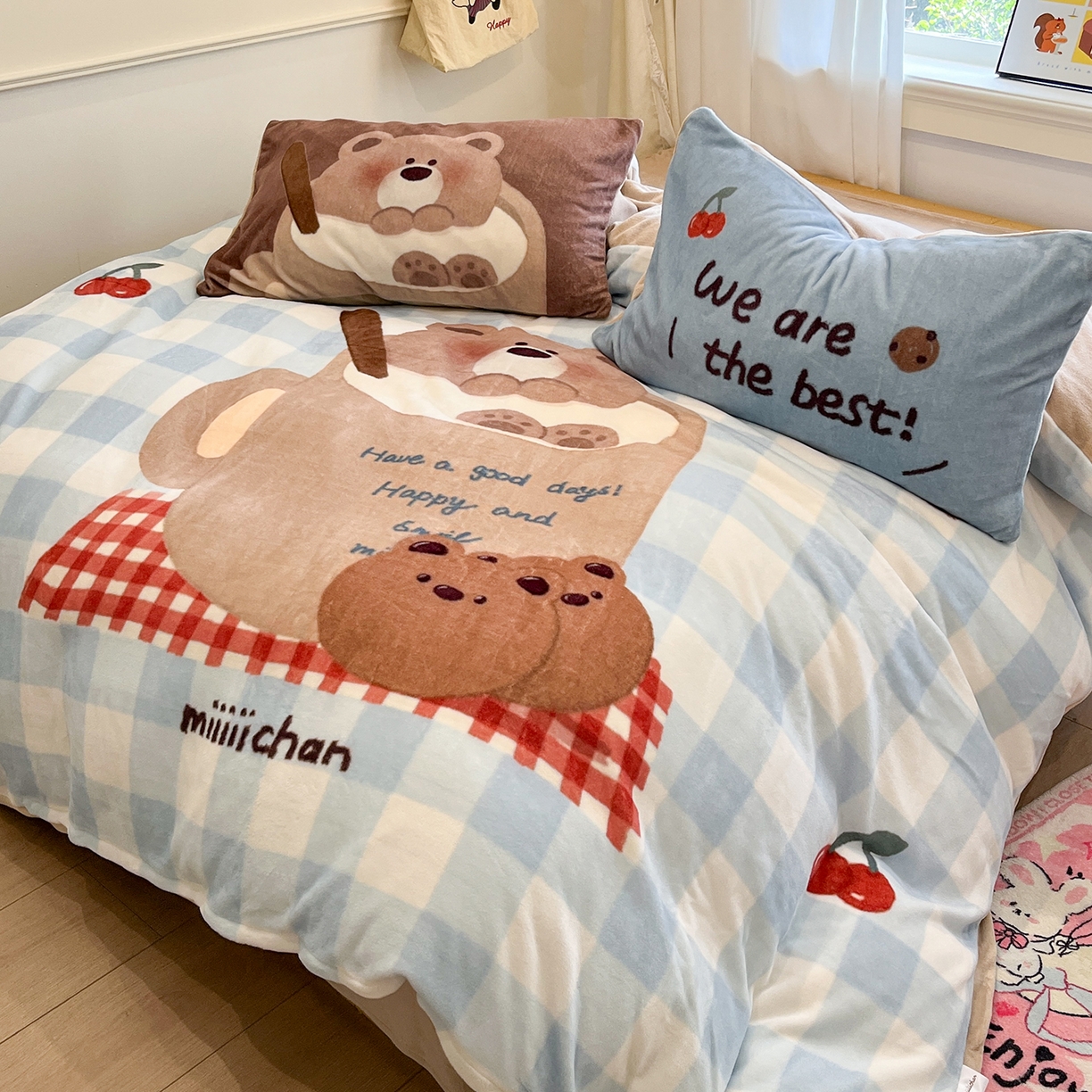 91家纺网 家纺一手货源 找家纺 桃子家居 2025新品A类正版授权miiiiichan咪酱大版卡通数码印花加厚牛奶绒系列四件套 绒大版-咪酱趣多多