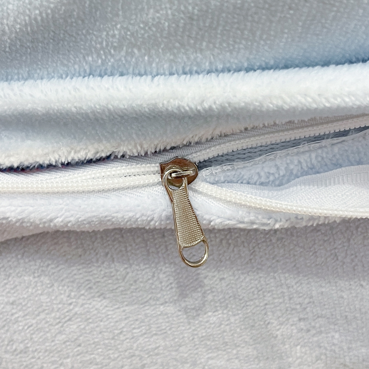 91家纺网 家纺一手货源 找家纺 桃子家居 2025新品A类正版授权miiiiichan咪酱大版卡通数码印花加厚牛奶绒系列四件套 绒大版-咪酱点点泡芙狗