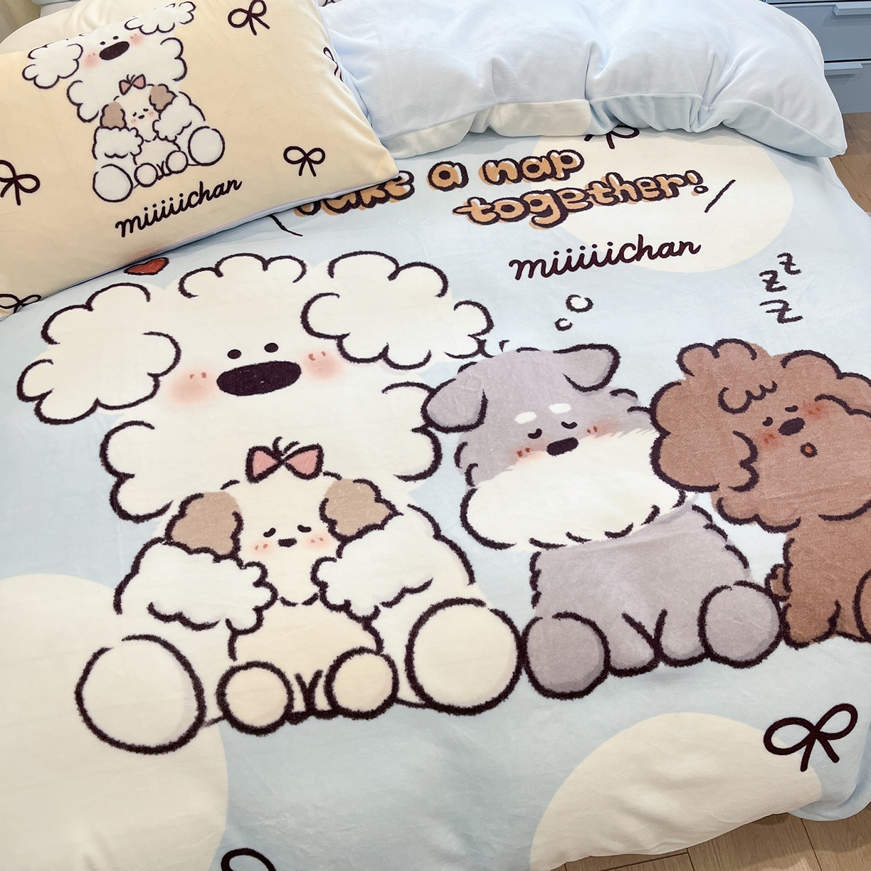 91家纺网 家纺一手货源 找家纺 桃子家居 2025新品A类正版授权miiiiichan咪酱大版卡通数码印花加厚牛奶绒系列四件套 绒大版-咪酱点点泡芙狗