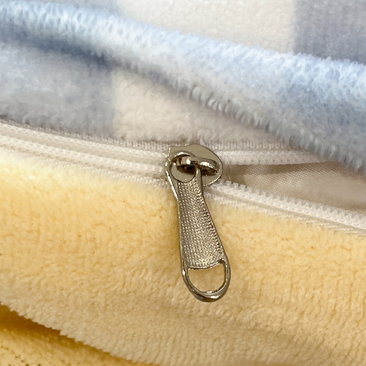 91家纺网 家纺一手货源 找家纺 桃子家居 2025新品A类正版授权miiiiichan咪酱大版卡通数码印花加厚牛奶绒系列四件套 绒大版-咪酱俏皮小狗