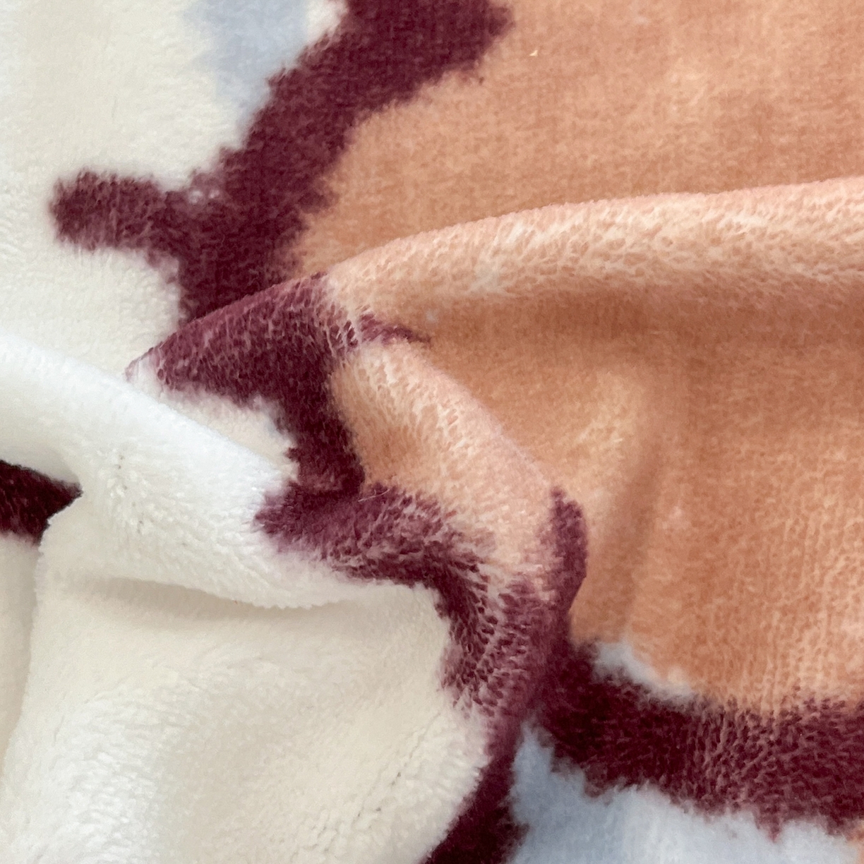 91家纺网 家纺一手货源 找家纺 桃子家居 2025新品A类正版授权miiiiichan咪酱大版卡通数码印花加厚牛奶绒系列四件套 绒大版-咪酱俏皮小狗