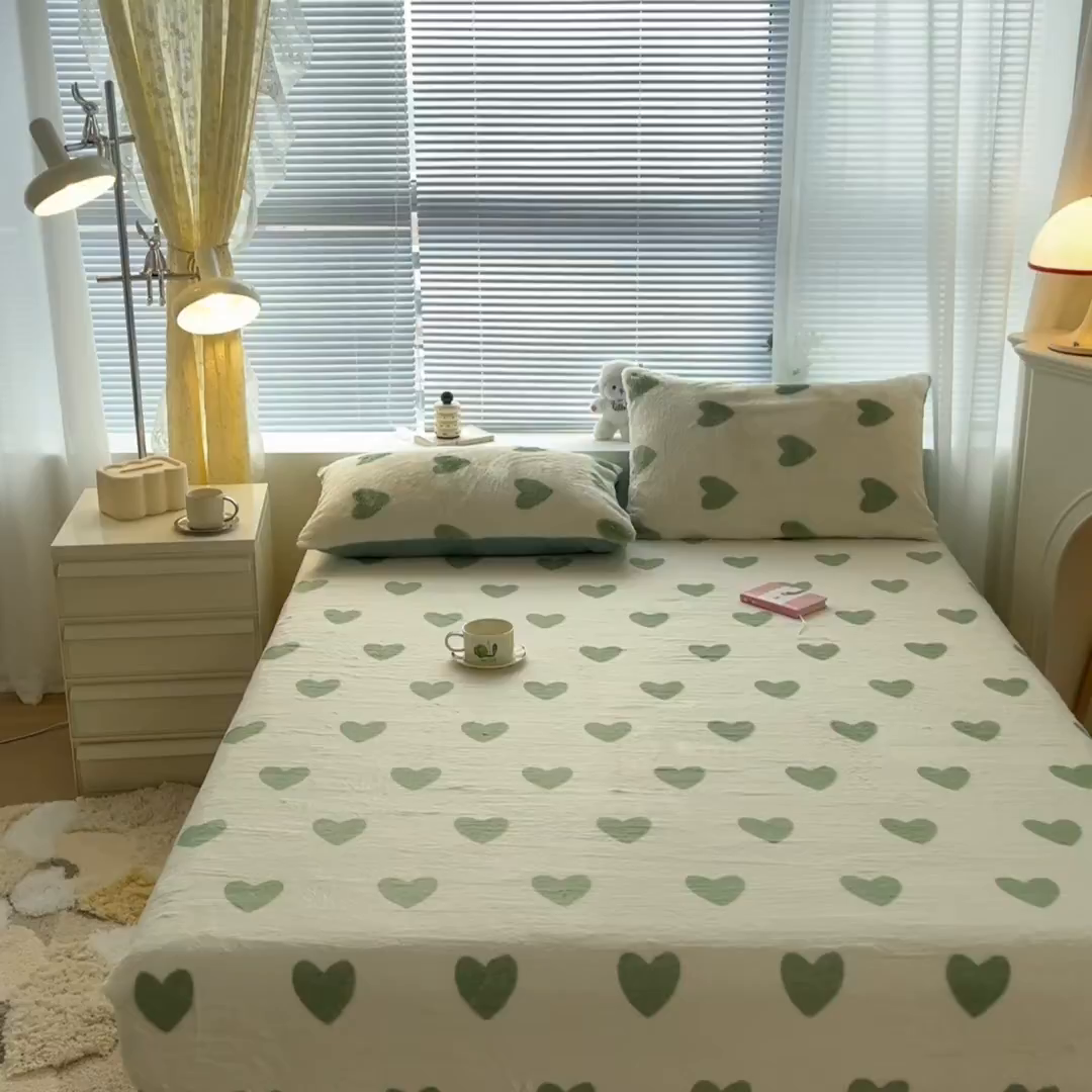 91家纺网 家纺一手货源 找家纺 雅居纺家纺 2025新款高克重兔绒印花单床笠-爱心 爱心-绿
