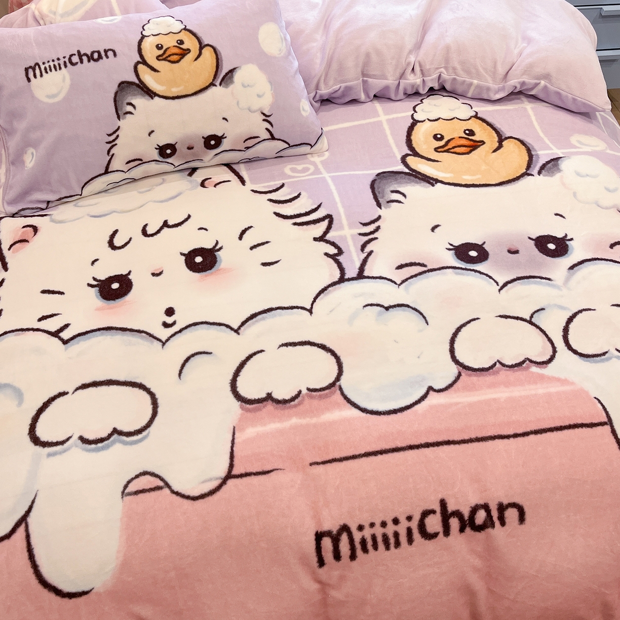 91家纺网 家纺一手货源 找家纺 桃子家居 2025新品A类正版授权miiiiichan咪酱大版卡通数码印花加厚牛奶绒系列四件套 绒大版-咪酱泡泡猫咪