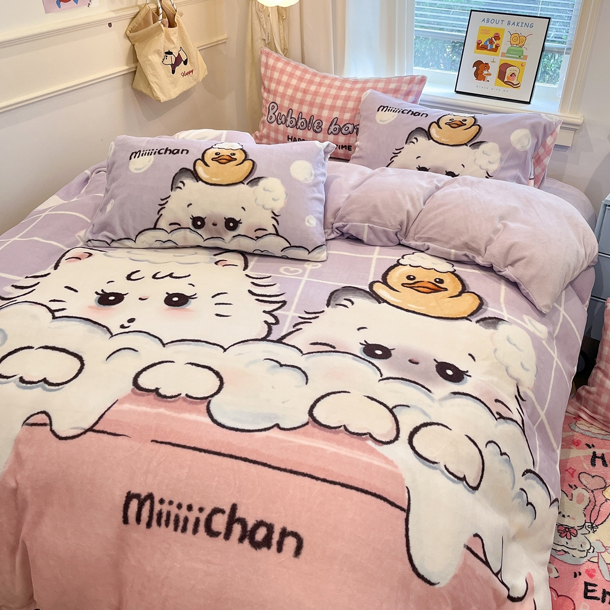 91家纺网 家纺一手货源 找家纺 桃子家居 2025新品A类正版授权miiiiichan咪酱大版卡通数码印花加厚牛奶绒系列四件套 绒大版-咪酱泡泡猫咪