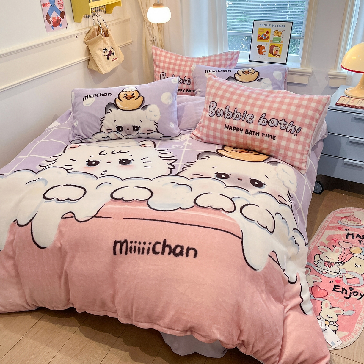91家纺网 家纺一手货源 找家纺 桃子家居 2025新品A类正版授权miiiiichan咪酱大版卡通数码印花加厚牛奶绒系列四件套 绒大版-咪酱泡泡猫咪