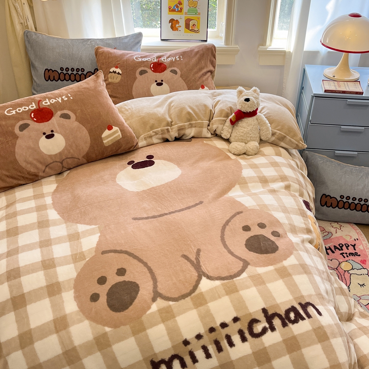 91家纺网 家纺一手货源 找家纺 桃子家居 2025新品A类正版授权miiiiichan咪酱大版卡通数码印花加厚牛奶绒系列四件套 绒大版-咪酱可乐小熊