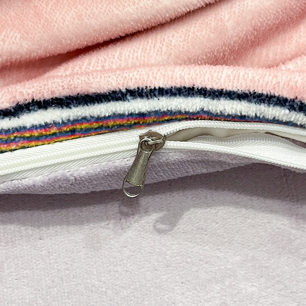 91家纺网 家纺一手货源 找家纺 桃子家居 2025新品A类正版授权miiiiichan咪酱大版卡通数码印花加厚牛奶绒系列四件套 绒大版-咪酱泡泡猫咪