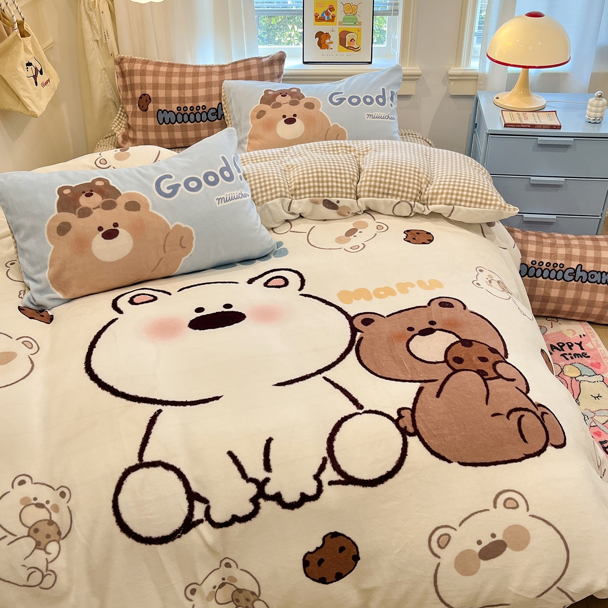 91家纺网 家纺一手货源 找家纺 桃子家居 2025新品A类正版授权miiiiichan咪酱大版卡通数码印花加厚牛奶绒系列四件套 绒大版-咪酱宝宝熊
