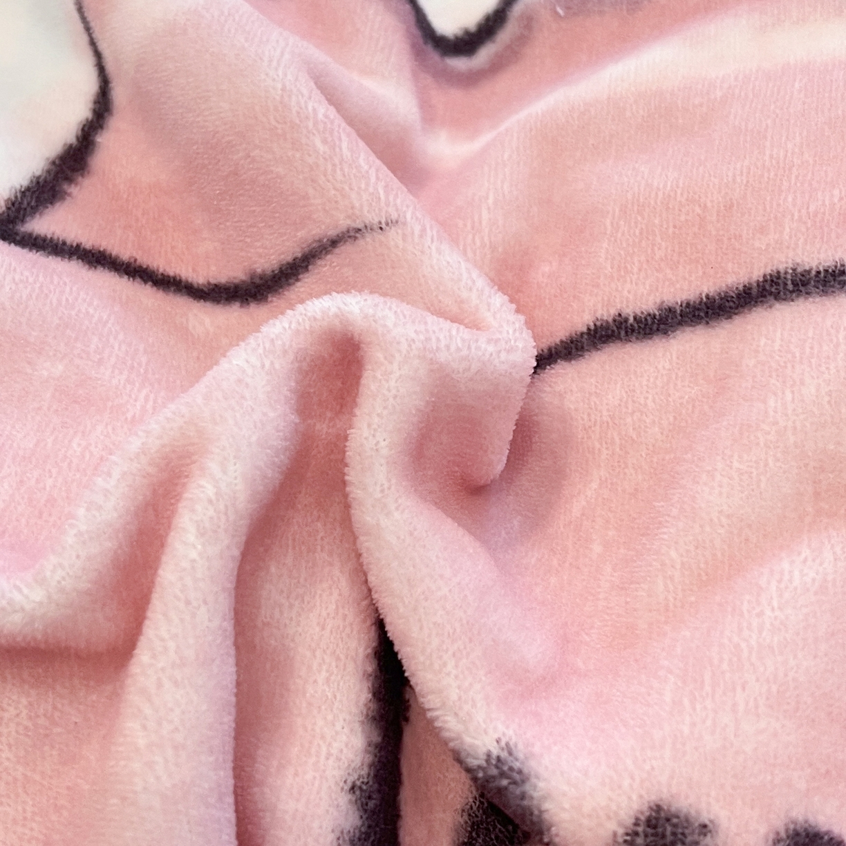 91家纺网 家纺一手货源 找家纺 桃子家居 2025新品A类正版授权miiiiichan咪酱大版卡通数码印花加厚牛奶绒系列四件套 绒大版-咪酱泡泡猫咪