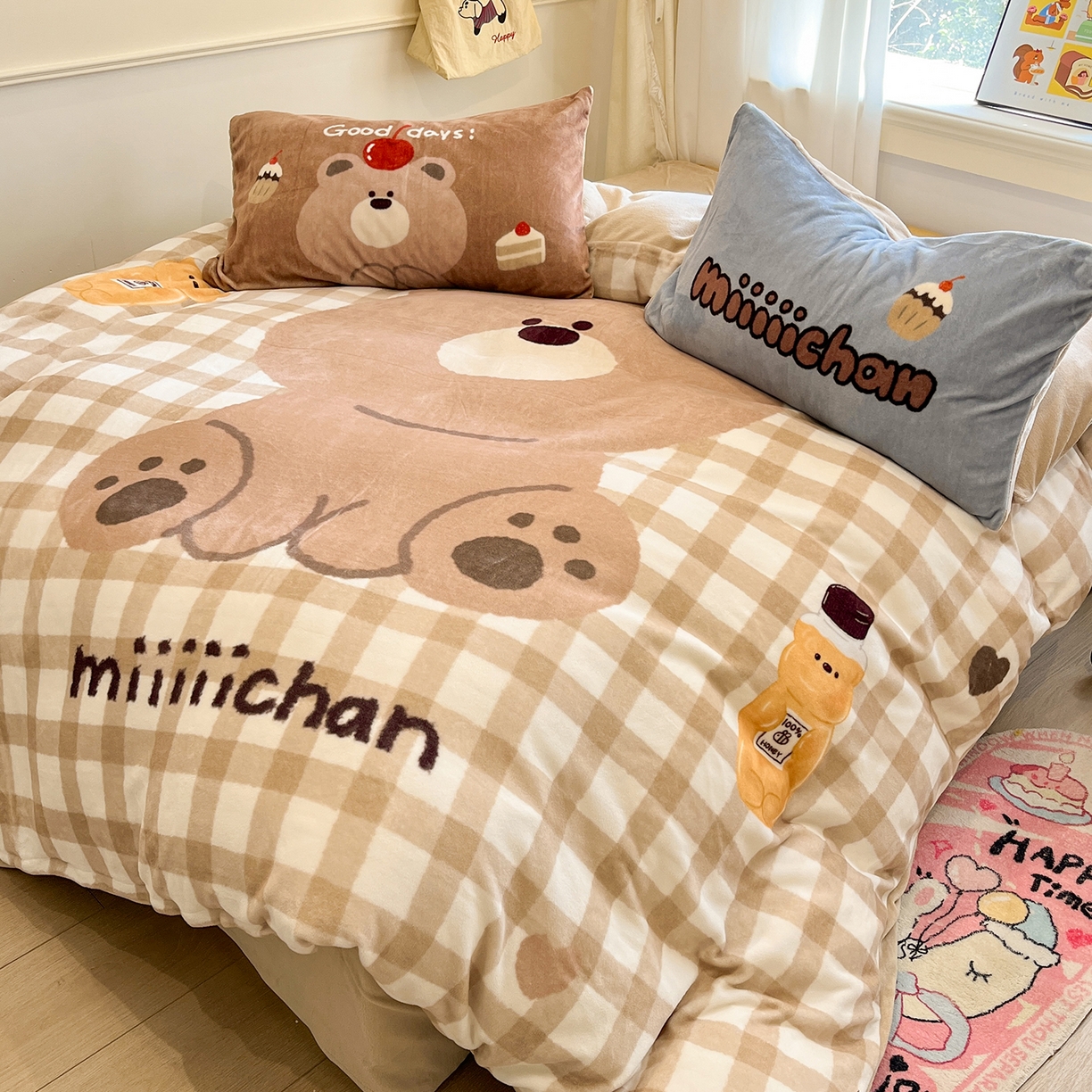 91家纺网 家纺一手货源 找家纺 桃子家居 2025新品A类正版授权miiiiichan咪酱大版卡通数码印花加厚牛奶绒系列四件套 绒大版-咪酱可乐小熊