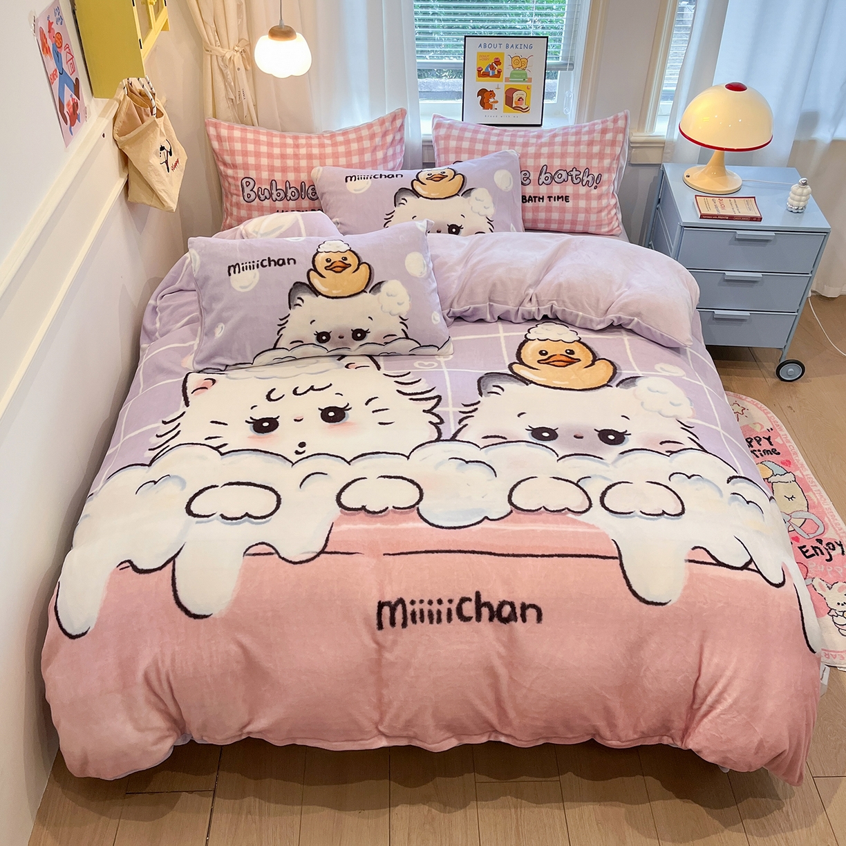 91家纺网 家纺一手货源 找家纺 桃子家居 2025新品A类正版授权miiiiichan咪酱大版卡通数码印花加厚牛奶绒系列四件套 绒大版-咪酱泡泡猫咪