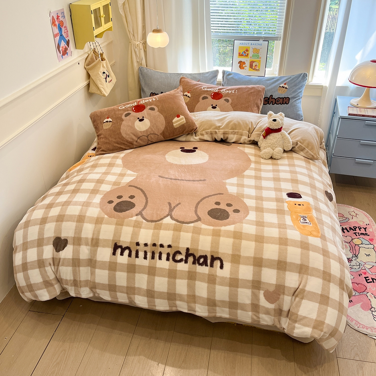 91家纺网 家纺一手货源 找家纺 桃子家居 2025新品A类正版授权miiiiichan咪酱大版卡通数码印花加厚牛奶绒系列四件套 绒大版-咪酱可乐小熊