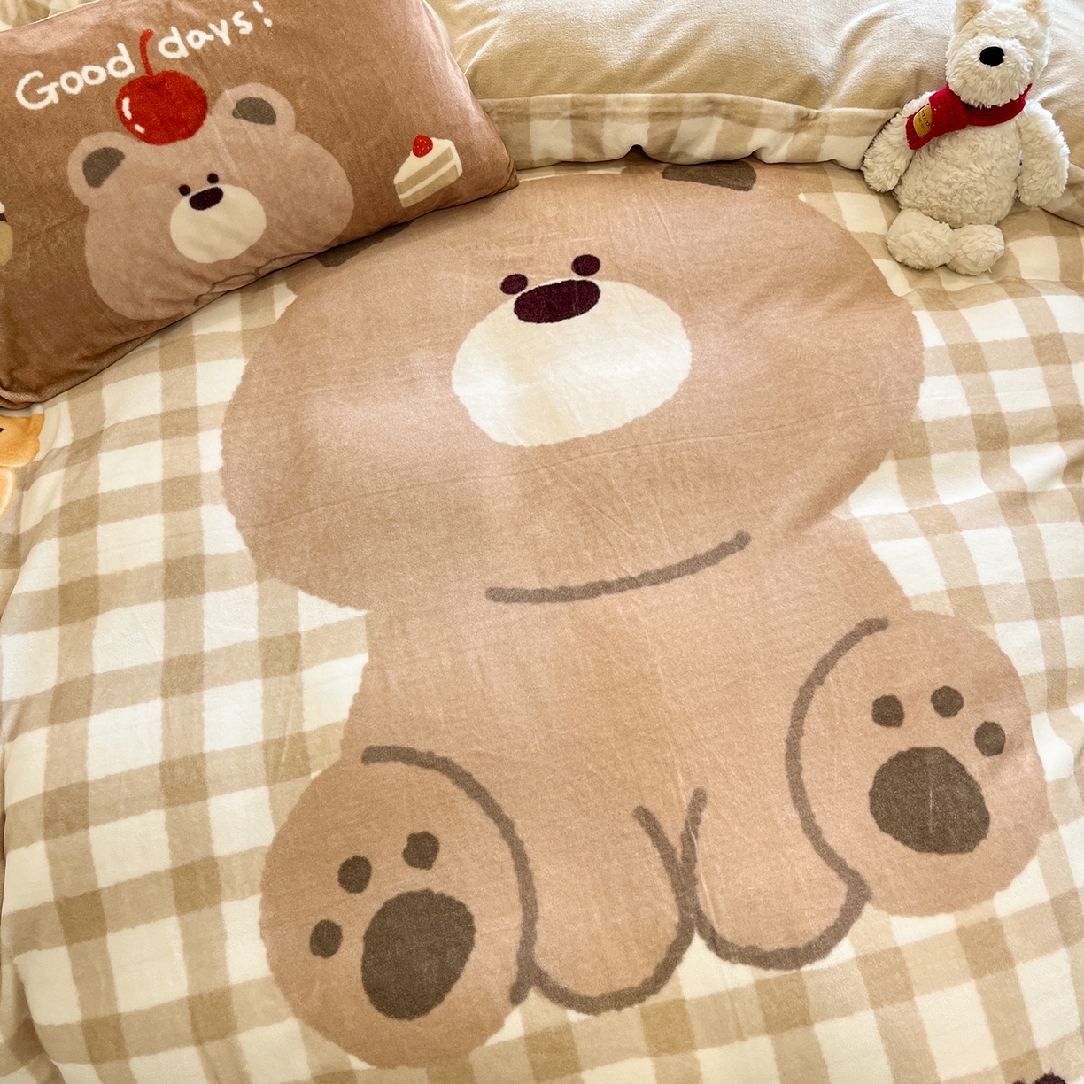 91家纺网 家纺一手货源 找家纺 桃子家居 2025新品A类正版授权miiiiichan咪酱大版卡通数码印花加厚牛奶绒系列四件套 绒大版-咪酱可乐小熊