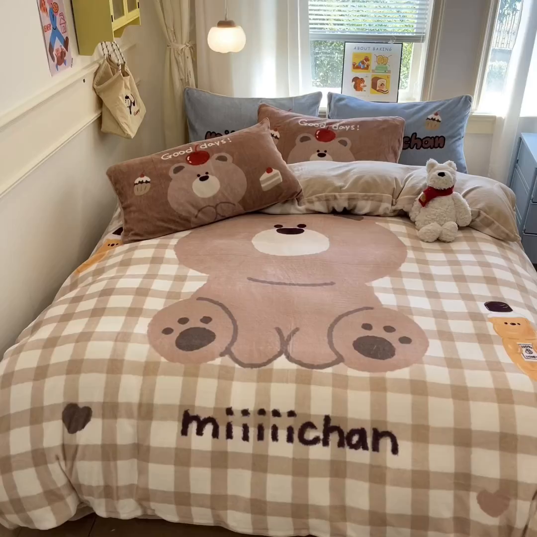91家纺网 家纺一手货源 找家纺 桃子家居 2025新品A类正版授权miiiiichan咪酱大版卡通数码印花加厚牛奶绒系列四件套 绒大版-咪酱可乐小熊