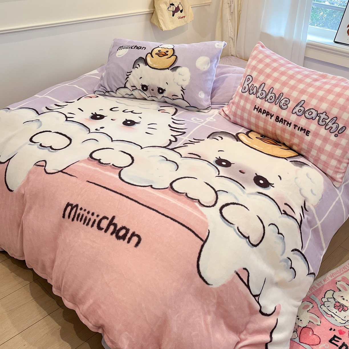 91家纺网 家纺一手货源 找家纺 桃子家居 2025新品A类正版授权miiiiichan咪酱大版卡通数码印花加厚牛奶绒系列四件套 绒大版-咪酱泡泡猫咪