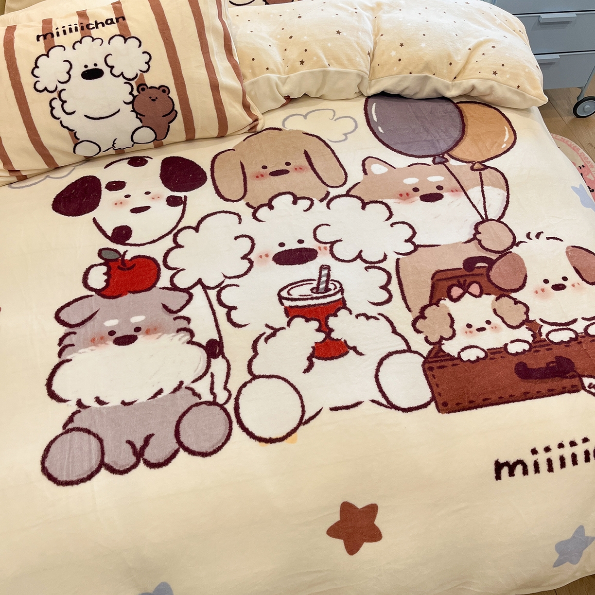 91家纺网 家纺一手货源 找家纺 桃子家居 2025新品A类正版授权miiiiichan咪酱大版卡通数码印花加厚牛奶绒系列四件套 绒大版-咪酱星愿小狗