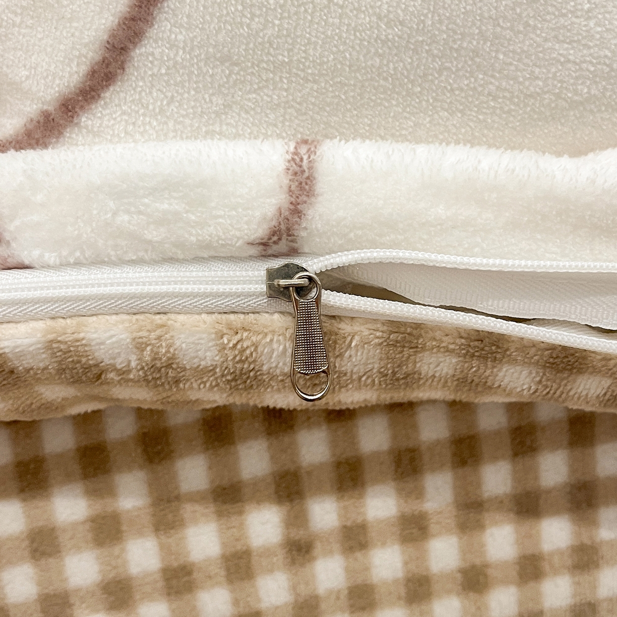 91家纺网 家纺一手货源 找家纺 桃子家居 2025新品A类正版授权miiiiichan咪酱大版卡通数码印花加厚牛奶绒系列四件套 绒大版-咪酱宝宝熊