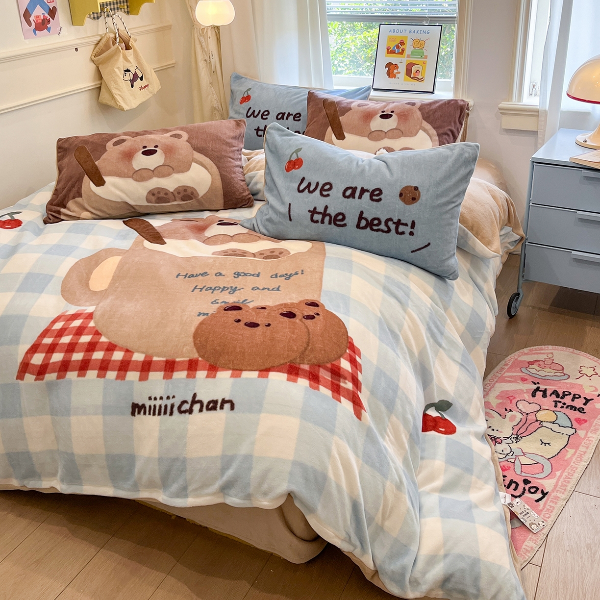 91家纺网 家纺一手货源 找家纺 桃子家居 2025新品A类正版授权miiiiichan咪酱大版卡通数码印花加厚牛奶绒系列四件套 绒大版-咪酱趣多多