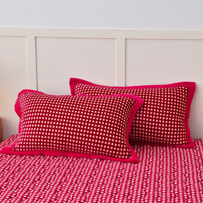 91家纺网 家纺一手货源 找家纺 茉保家纺 2024新款无印风款牛奶绒床盖 红小格