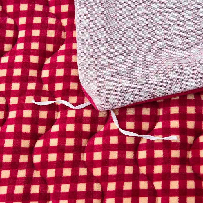 91家纺网 家纺一手货源 找家纺 茉保家纺 2024新款无印风款牛奶绒床盖 红小格