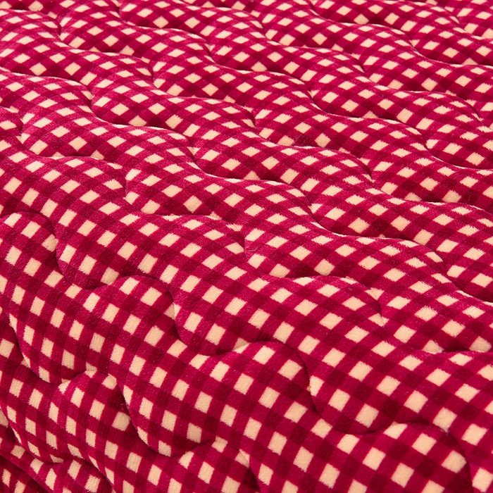 91家纺网 家纺一手货源 找家纺 茉保家纺 2024新款无印风款牛奶绒床盖 红小格