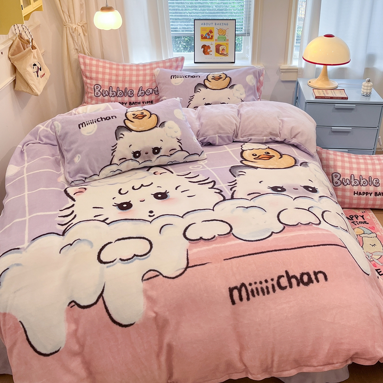 91家纺网 家纺一手货源 找家纺 桃子家居 2025新品A类正版授权miiiiichan咪酱大版卡通数码印花加厚牛奶绒系列四件套 绒大版-咪酱泡泡猫咪