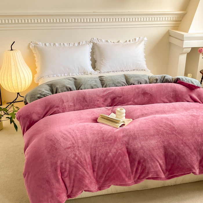 91家纺网 家纺一手货源 找家纺 富馨莱 2025新款牛奶绒纯色双拼被套 绒双拼胭脂红+浅灰