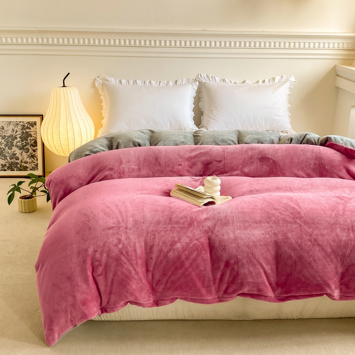 91家纺网 家纺一手货源 找家纺 富馨莱 2025新款牛奶绒纯色双拼被套 绒双拼胭脂红+浅灰