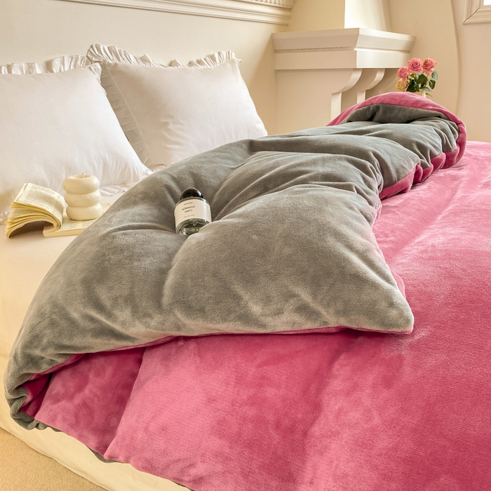 91家纺网 家纺一手货源 找家纺 富馨莱 2025新款牛奶绒纯色双拼被套 绒双拼胭脂红+浅灰