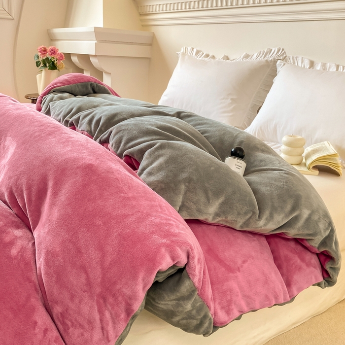 91家纺网 家纺一手货源 找家纺 富馨莱 2025新款牛奶绒纯色双拼被套 绒双拼胭脂红+浅灰