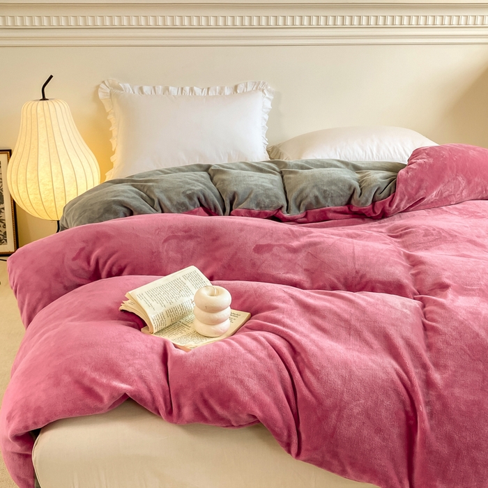 91家纺网 家纺一手货源 找家纺 富馨莱 2025新款牛奶绒纯色双拼被套 绒双拼胭脂红+浅灰