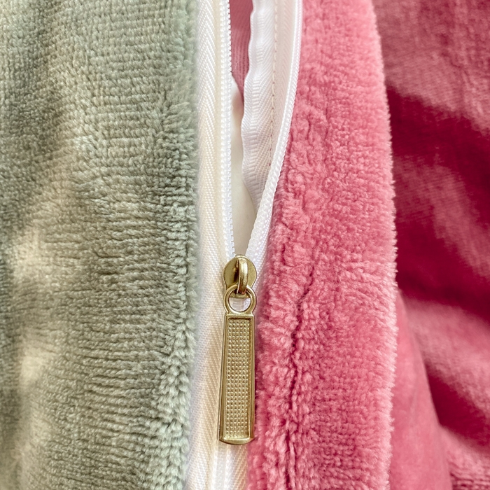 91家纺网 家纺一手货源 找家纺 富馨莱 2025新款牛奶绒纯色双拼被套 绒双拼胭脂红+浅灰