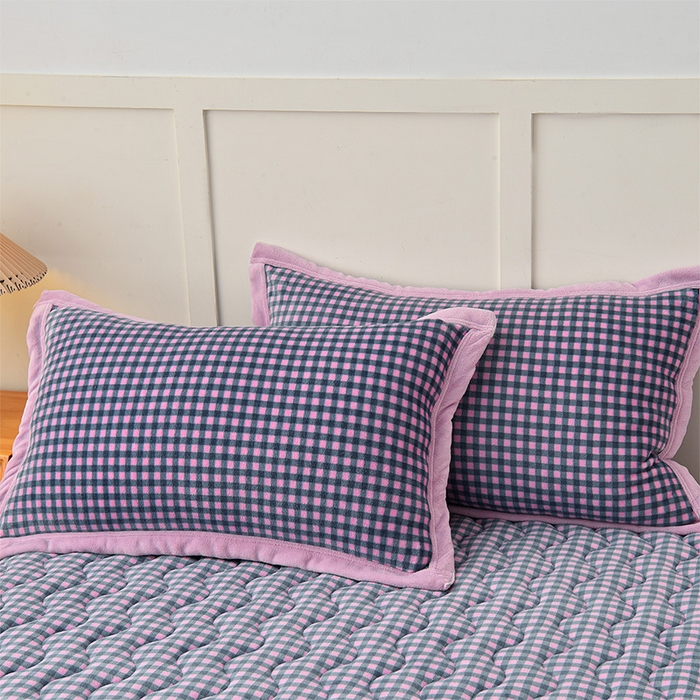 91家纺网 家纺一手货源 找家纺 茉保家纺 2025新款无印风款牛奶绒床盖 紫小格