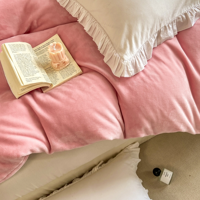 91家纺网 家纺一手货源 找家纺 富馨莱 2025新款牛奶绒纯色双拼被套 绒樱花粉