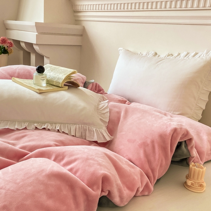 91家纺网 家纺一手货源 找家纺 富馨莱 2025新款牛奶绒纯色双拼被套 绒樱花粉