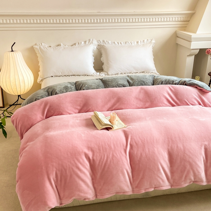 91家纺网 家纺一手货源 找家纺 富馨莱 2025新款牛奶绒纯色双拼被套 绒樱花粉