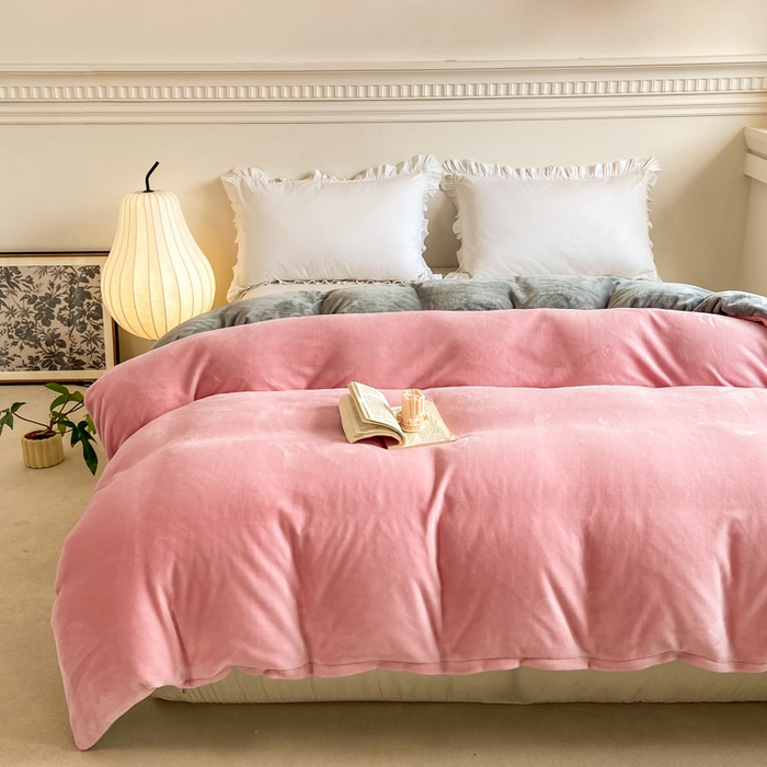 91家纺网 家纺一手货源 找家纺 富馨莱 2025新款牛奶绒纯色双拼被套 绒樱花粉