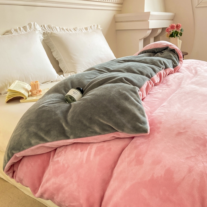 91家纺网 家纺一手货源 找家纺 富馨莱 2025新款牛奶绒纯色双拼被套 绒樱花粉