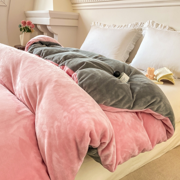 91家纺网 家纺一手货源 找家纺 富馨莱 2025新款牛奶绒纯色双拼被套 绒樱花粉