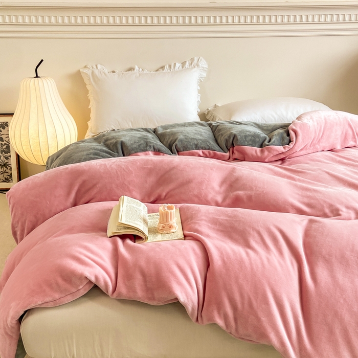 91家纺网 家纺一手货源 找家纺 富馨莱 2025新款牛奶绒纯色双拼被套 绒樱花粉