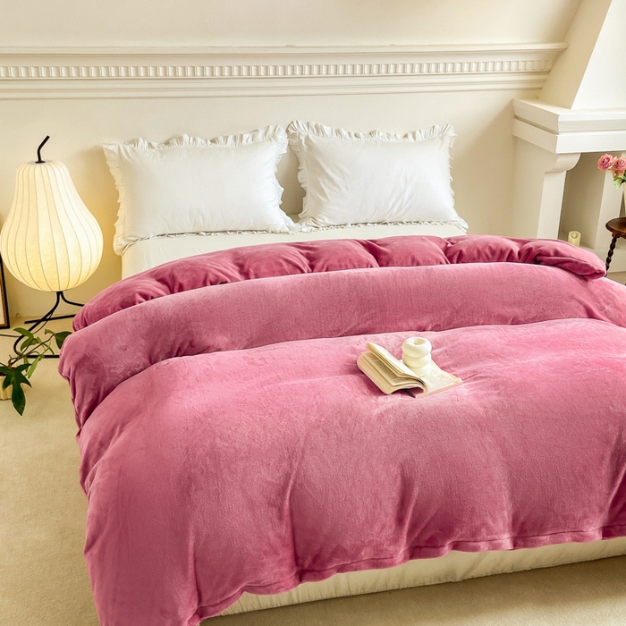 91家纺网 家纺一手货源 找家纺 富馨莱 2025新款牛奶绒纯色双拼被套 绒樱花粉