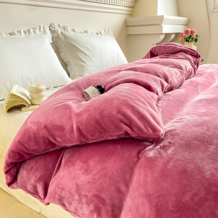 91家纺网 家纺一手货源 找家纺 富馨莱 2025新款牛奶绒纯色双拼被套 绒樱花粉