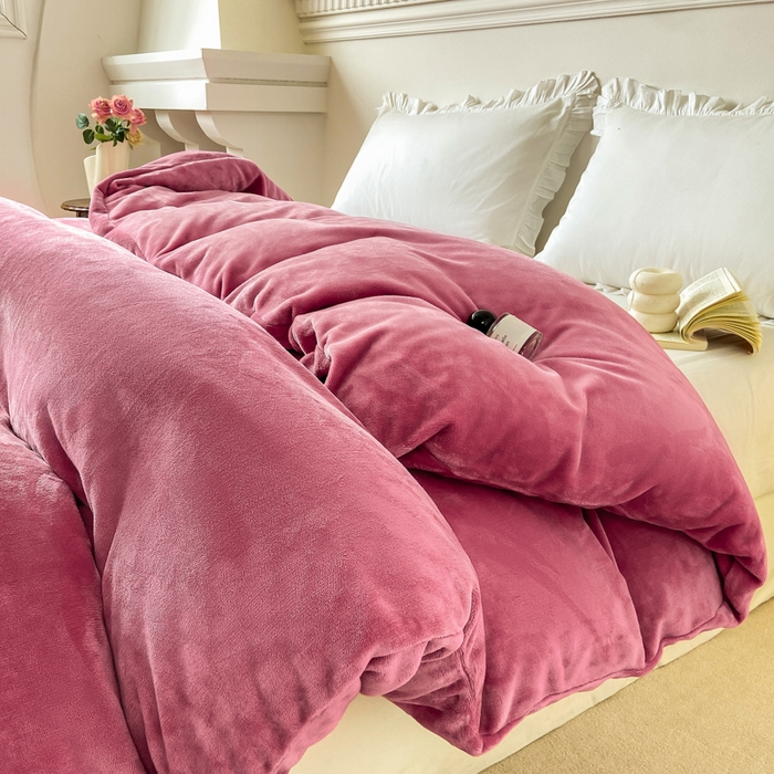 91家纺网 家纺一手货源 找家纺 富馨莱 2025新款牛奶绒纯色双拼被套 绒樱花粉