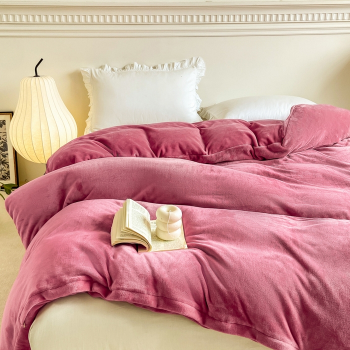 91家纺网 家纺一手货源 找家纺 富馨莱 2025新款牛奶绒纯色双拼被套 绒樱花粉