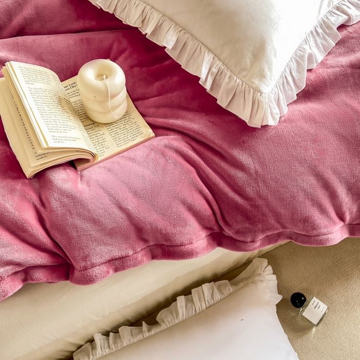 91家纺网 家纺一手货源 找家纺 富馨莱 2025新款牛奶绒纯色双拼被套 绒樱花粉