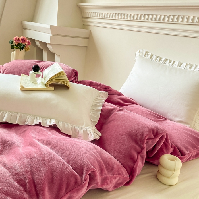 91家纺网 家纺一手货源 找家纺 富馨莱 2025新款牛奶绒纯色双拼被套 绒樱花粉